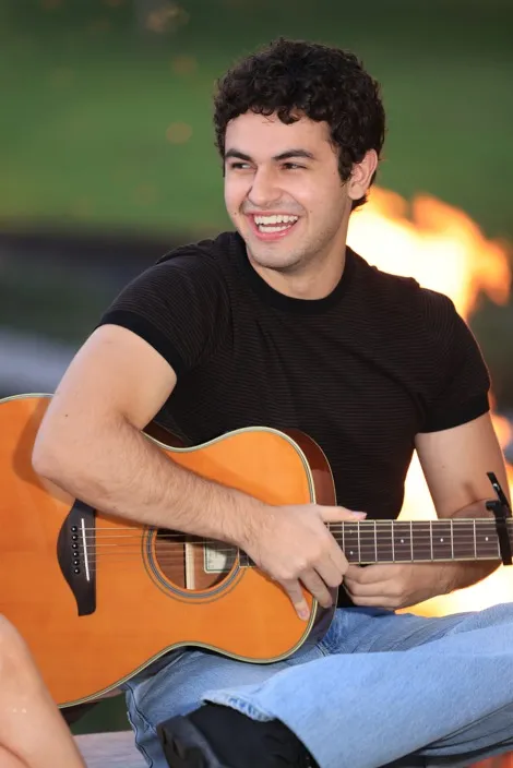 Cantor goiano VIICC faz show especial em universidade onde se formou nos Estados Unidos